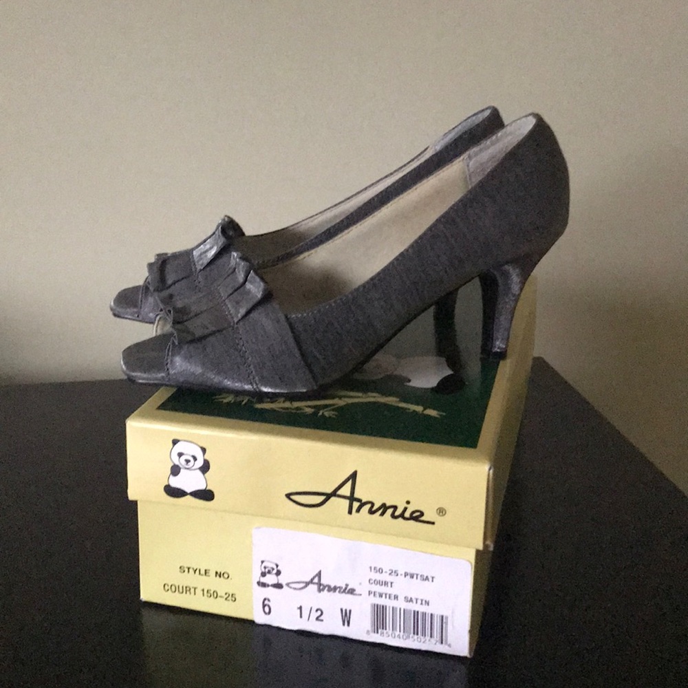 Annie Pewter Open toe shoes 6.5 wide